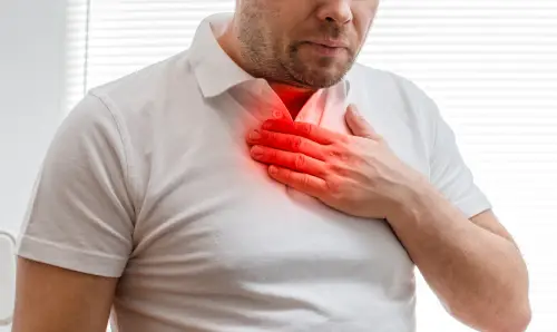 Hombre con reflujo gastroesofagico