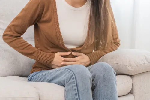 Mujero con síntomas de gastritis