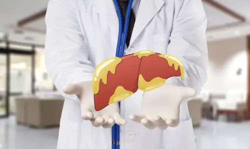 gastroenterologo explicando el higado graso