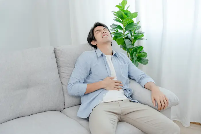 Hombre con sintomas de gastritis y dolor 